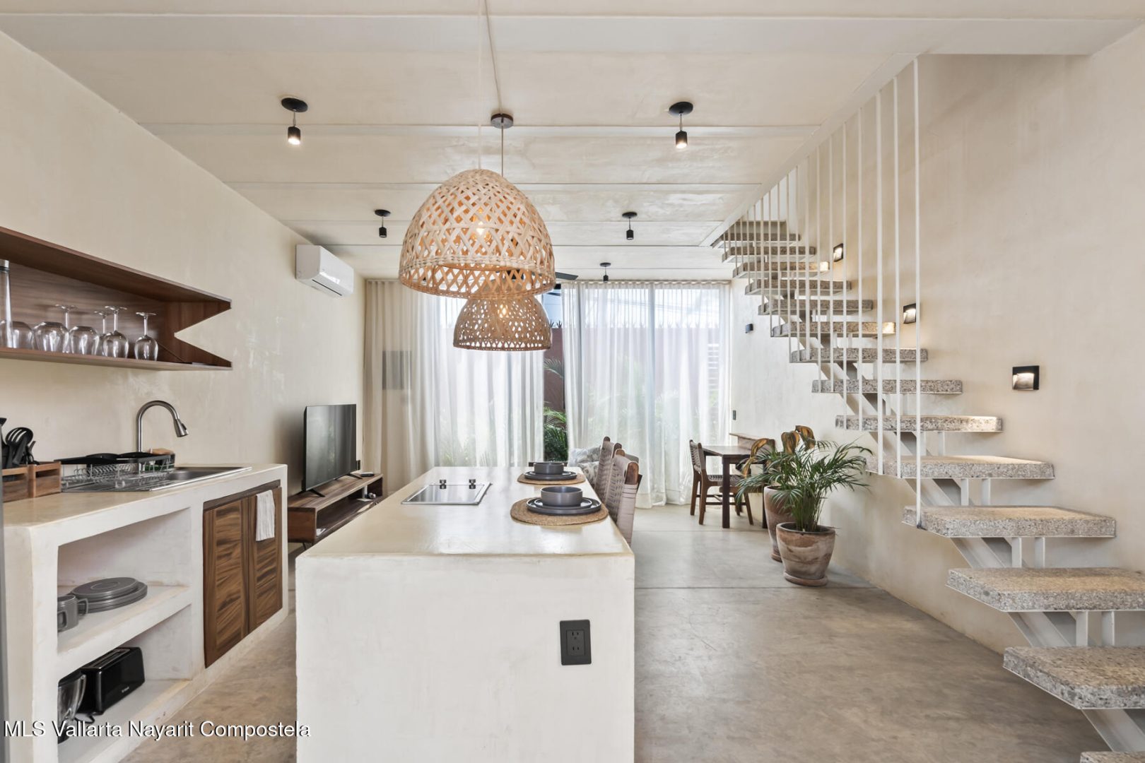 20251010180450482161000000-o