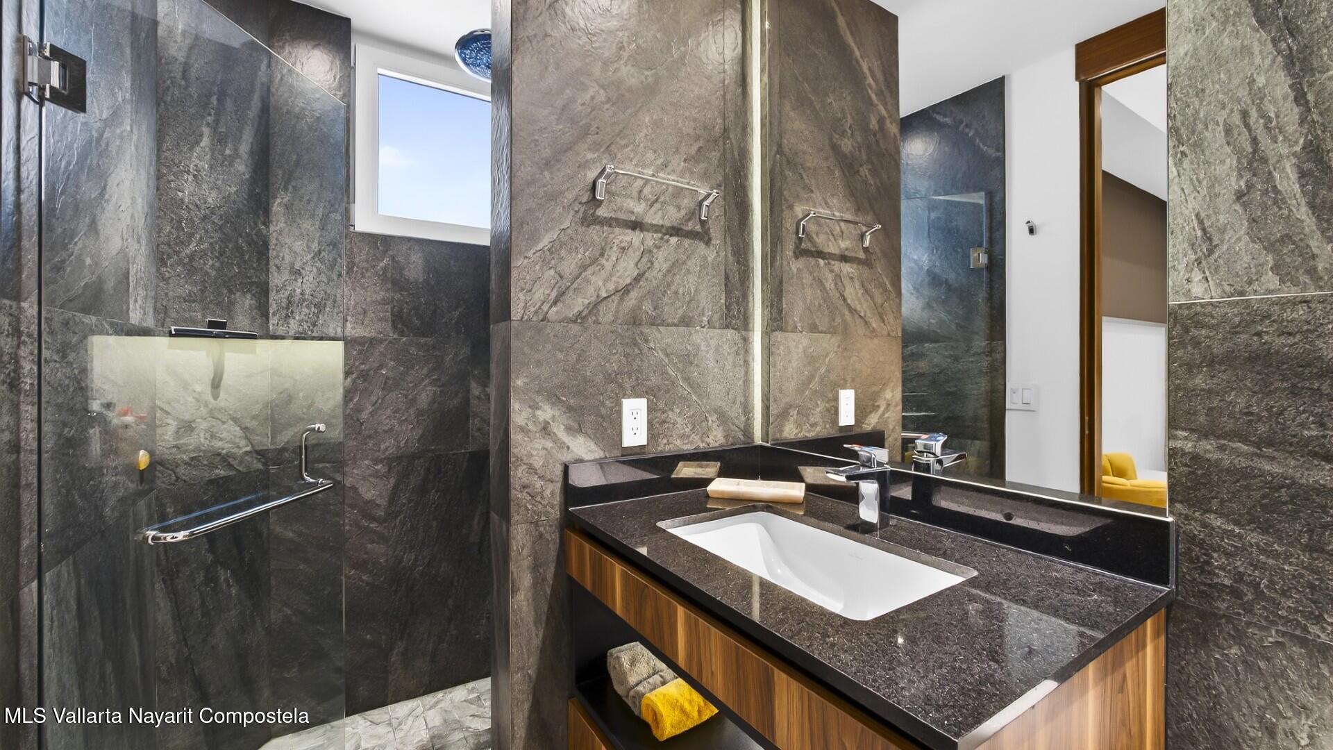 20251205184258924510000000-o