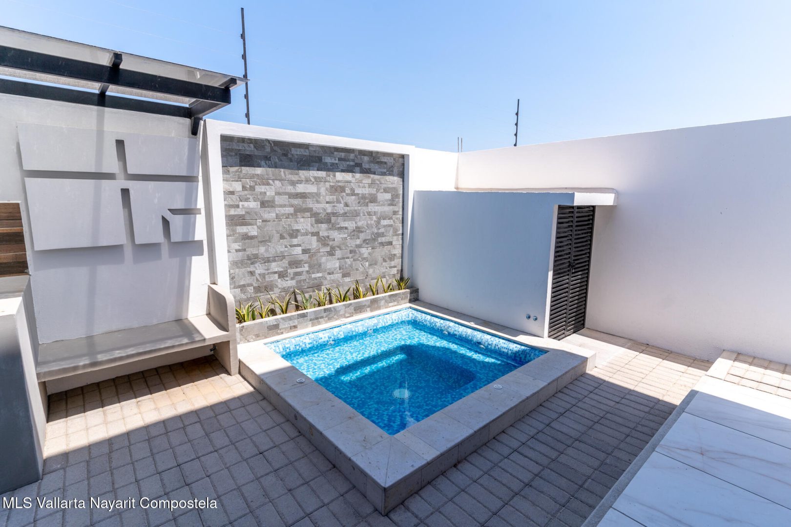 20251212213249792348000000-o