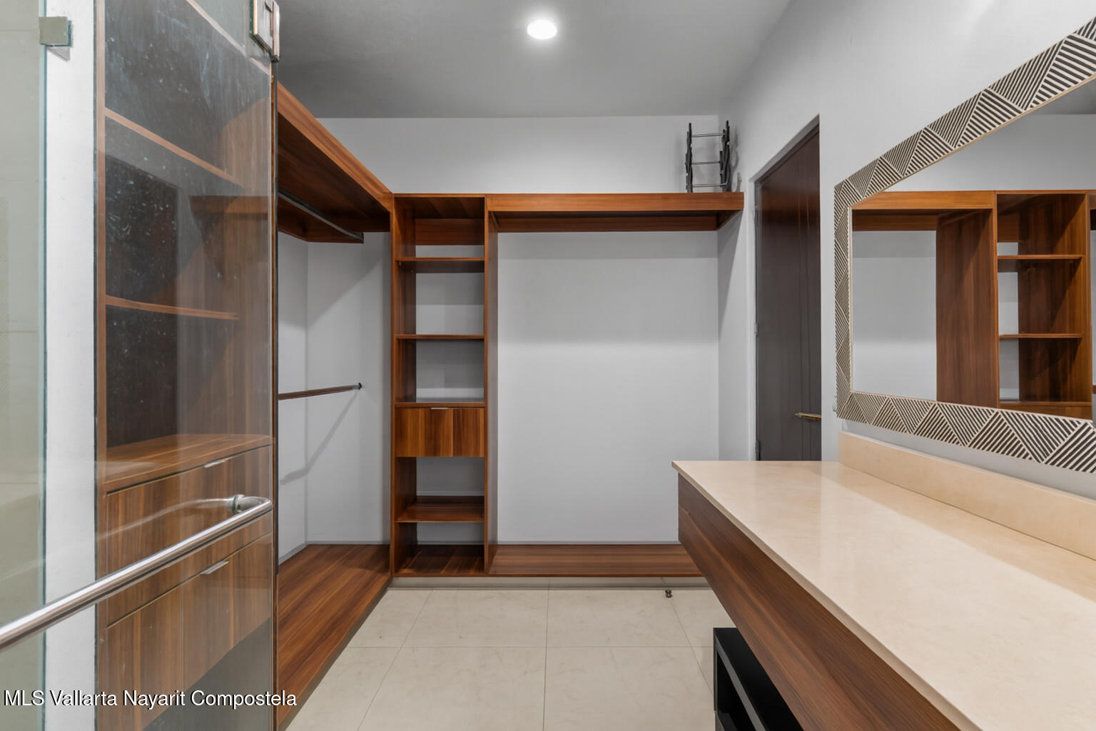 20250916010503040391000000-o